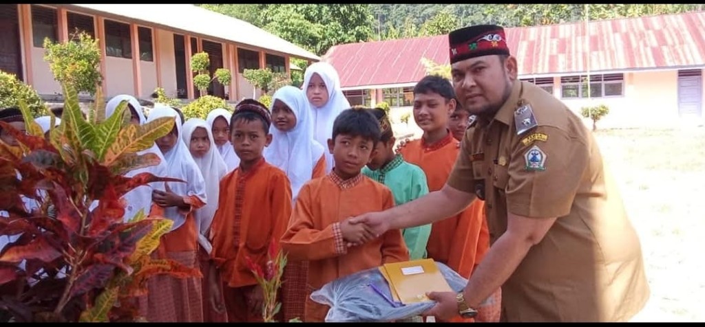 pemberian alat sekolah tas buku dan lain lain oleh reje kampung wehnidurin kec syiah utama 